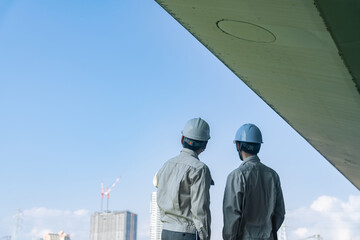 建設現場を見渡す二人の社員